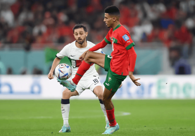 赛中, 后防线球员, 恩博洛等锋